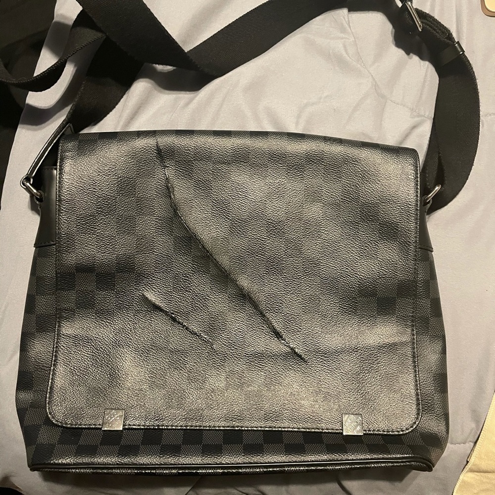 Louis Vuitton district mm damaged flap